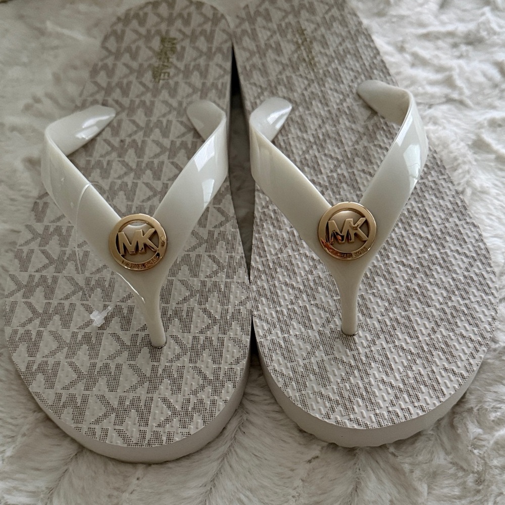 Michael Kors Vanilla Logo Sandals - Picture 5 of 11